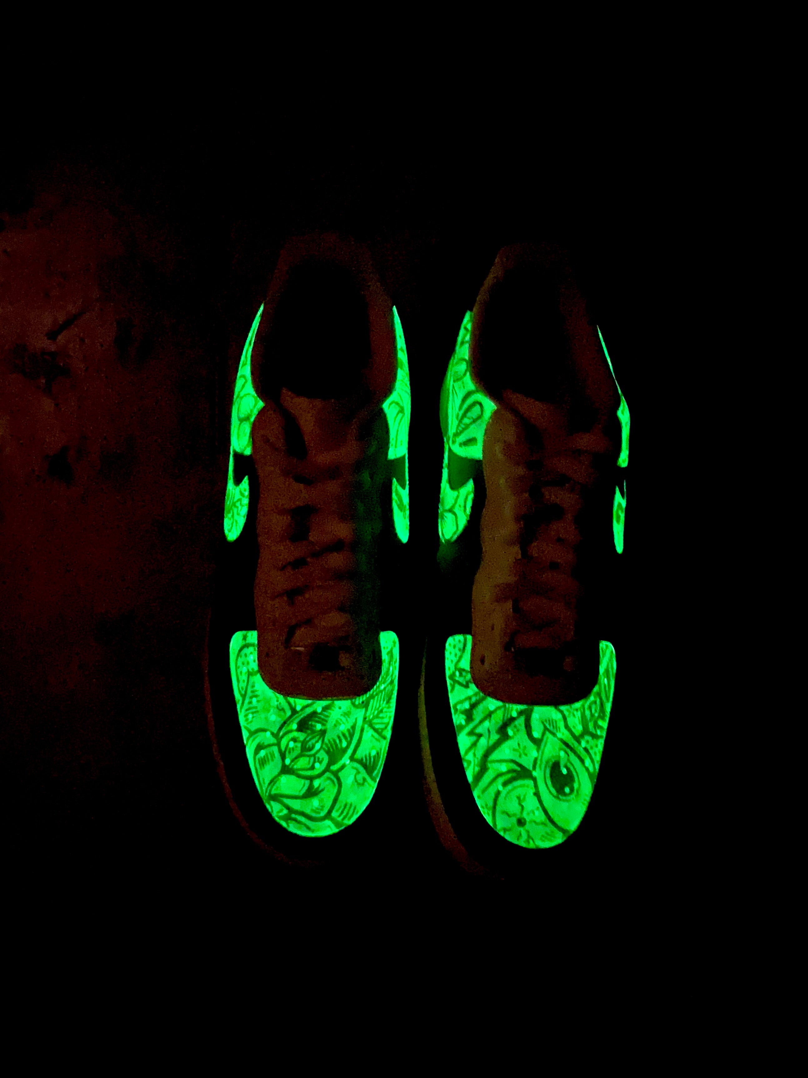 Nike glow in the dark trainers Clearance